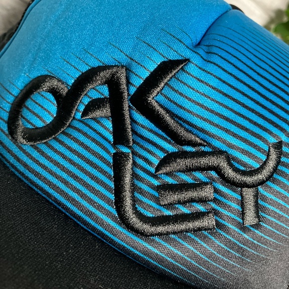 Vintage Oakley Black and Blue Trucker surfer Hat logo spell out embroidered - Picture 3 of 9